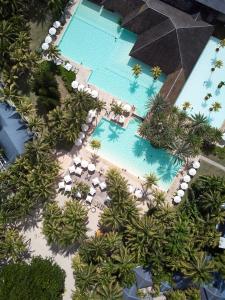 een uitzicht over een zwembad in een resort bij The Ravenala Attitude in Balaclava