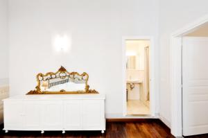 フィレンツェにあるTornaquinci Palaceの白い部屋(鏡付)