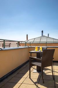 Radisson Blu Hotel Prague的阳台或露台