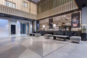 een lobby met banken en tafels in een gebouw bij Radisson Blu Hotel Prague in Praag