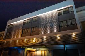 een gebouw met een teken dat bloeit bij Hotel Alles Blau in Pelotas