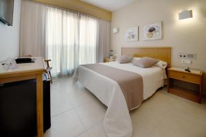 a hotel room with a large bed and a window at Hotel Albatros in Gandía