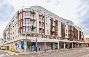 a large building on a city street with a street light at Apartamenty Homely Place Centrum - Stary Rynek - Parking in Poznań