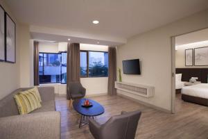 TV a/nebo společenská místnost v ubytování AIHO Hotel Medan