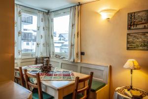 d'une salle à manger avec une table et une fenêtre. dans l'établissement Charme House Cervinia, à Breuil-Cervinia