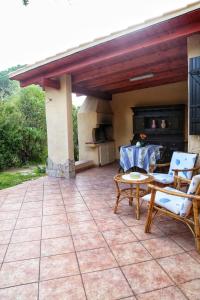 een patio met 2 stoelen en een tafel bij Villa marina by Alessandro DelMar in Costa Rei