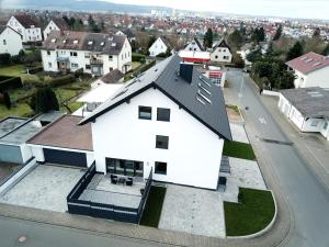 une vue aérienne sur une maison blanche dans une ville dans l'établissement BestBoarding24, à Sulzbach am Main