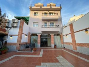 Edificio en el que se encuentra el hostal o pensión