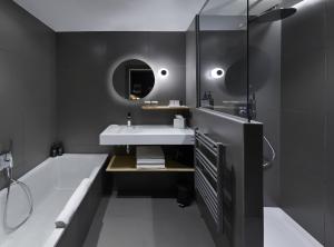 A bathroom at Hôtel MiL8