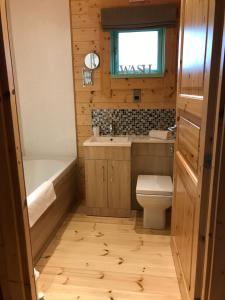 Un baño de Hollybush Lodges