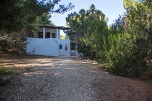 Foto dalla galleria di Apartamentos Noray a Es Caló de Sant Agustí