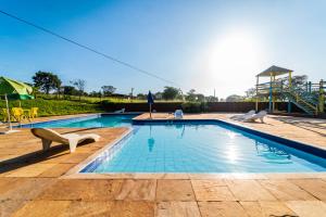 basen ze zjeżdżalnią w ośrodku w obiekcie Pousada Doce Rio w mieście Três Marias