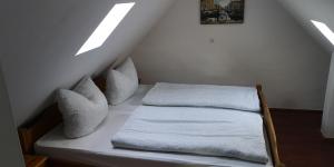 a bed with pillows sitting on top of a room at Maisonettewohnung am Badesee bei Kassel in Weimar