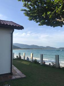 uma vista para a praia a partir de uma casa em Casa praia frente ao mar em Florianópolis