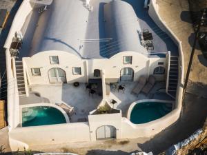 伊亞的住宿－Cupola Suites，享有房屋的空中景致,设有2个游泳池