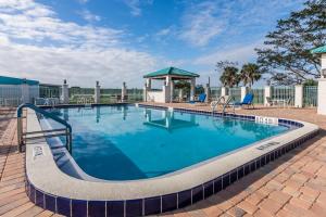 a large swimming pool with a gazebo at Days Inn & Suites by Wyndham Lake Okeechobee in Okeechobee