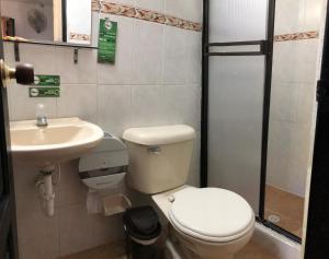 ein Bad mit einem WC und einem Waschbecken in der Unterkunft Hotel Campestre Casona del Camino Real in San Gil
