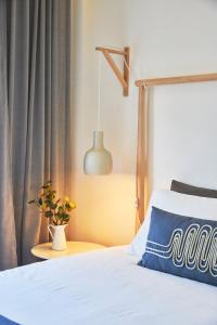 sypialnia z łóżkiem z niebieską poduszką w obiekcie Pina Cozy Home w Lizbonie