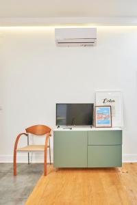 salon z telewizorem i krzesłem w obiekcie Pina Cozy Home w Lizbonie