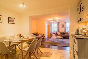 cocina y sala de estar con mesa y sillas en Seafront Apartment with Garden en Brighton & Hove