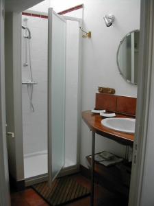 Bathroom sa GIVERNY COTTAGE