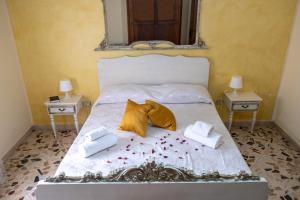 Łóżko lub łóżka w pokoju w obiekcie Il Fenicottero Guest House