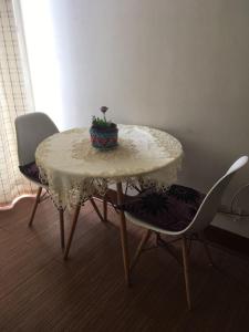 Una mesa con dos sillas y un pastel encima. en Buena Vista Zenteno, en Santiago