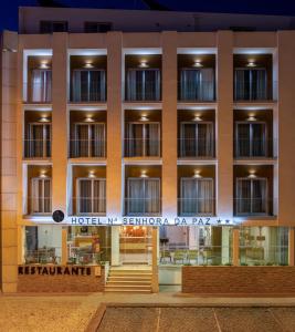 um hotel em Sierra Madrre da Playa à noite em Hotel Nossa Senhora da Paz em Fátima