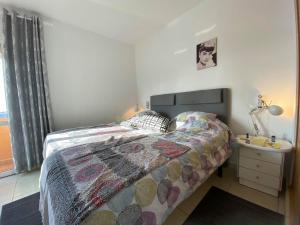 małą sypialnię z łóżkiem i szafką nocną w obiekcie Cozy rooms in terraced house w mieście Fuengirola +37 zdjęć
