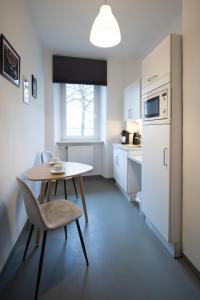 eine kleine Küche mit einem Tisch und einem Stuhl in der Unterkunft Gemütliches Appartment südlich vom Wöhrder See in Nürnberg
