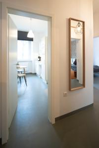 einen Flur mit einem Spiegel und einem Esszimmer in der Unterkunft Gemütliches Appartment südlich vom Wöhrder See in Nürnberg