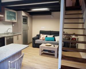 ein Wohnzimmer mit einem Sofa und einem Tisch in der Unterkunft Casa Nastasia in A Pontenova