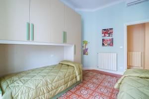 um quarto com 2 camas e uma janela em Sanremo Grand Central Apartment em Sanremo