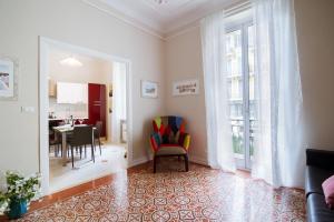 uma sala de estar com uma mesa e uma sala de jantar em Sanremo Grand Central Apartment em Sanremo