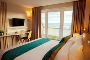 a hotel room with a bed and a window at Hôtel Le B d'Arcachon by Inwood Hotels in Arcachon
