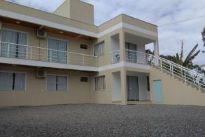 Großes weißes Haus mit Balkon in der Unterkunft Paraíso em Balneário Camboriú in Balneário Camboriú