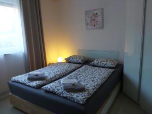 sypialnia z dwoma łóżkami i ręcznikami na nich w obiekcie Relax-Apartment mit Sauna w mieście Klagenfurt