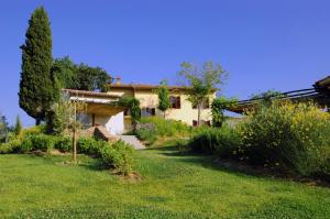 a house with a garden in front of it at Agriturismo Raccianello in San Gimignano