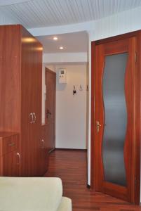- un salon avec une porte et un couloir dans l'établissement Аппартаменты на проспекте Александра Поля Кирова 127, à Dnipro