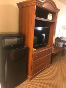 A television and/or entertainment centre at Days Inn by Wyndham Abilene