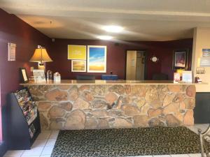 um bar de pedra num restaurante com uma parede de pedra em Days Inn by Wyndham Abilene em Abilene