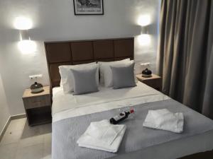 En eller flere senge i et værelse på HARA BEACH