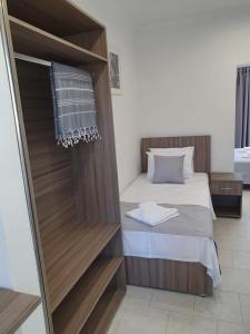 Postel nebo postele na pokoji v ubytování HARA BEACH