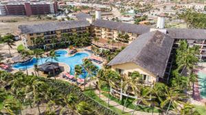 uma vista aérea de um resort com uma piscina em Beach Park Resort - Suites em Aquiraz