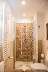 La salle de bains est pourvue d'une douche et de toilettes. dans l'établissement Dillo Suites, à Rome