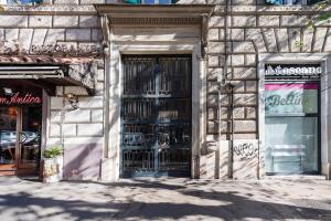 - un bâtiment en pierre avec une porte munie de barres d'appui dans l'établissement Vietitaly Filiberto, à Rome