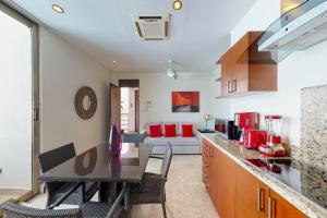 cocina con mesa y sillas en una habitación en Klem Residence, en Playa del Carmen