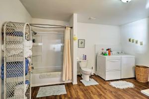 een badkamer met douche en toilet bij Lakefront Delta Cottage with Views, Canoe and Dock! in Delta +24 foto's