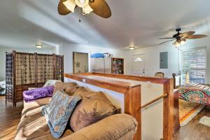 een woonkamer met een bank en een plafondventilator bij Lakefront Delta Cottage with Views, Canoe and Dock! in Delta