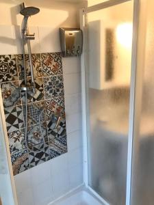 蒙塔约内2-BR 1 bath abode with 2 AC units in the Chianti hills!的浴室的墙壁上设有瓷砖,浴室内则设有淋浴。